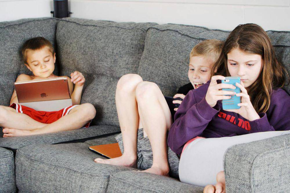 ilustrasi anak dan gadget (pexels.com/Jessica Lewis)