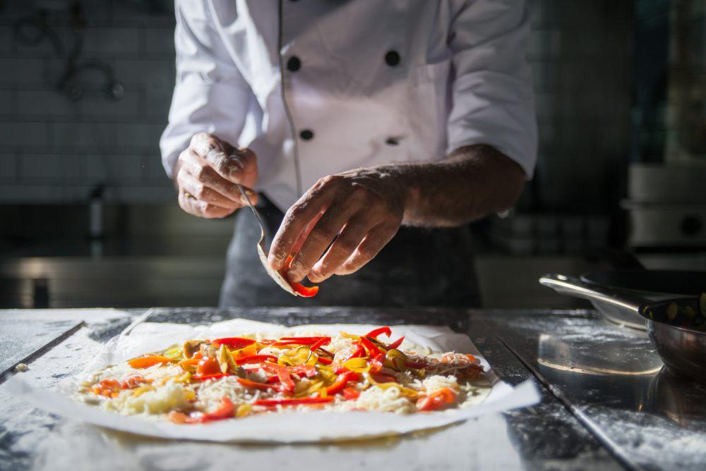 ilustrasi memberi topping pizza (pexels.com/Kampus Production)