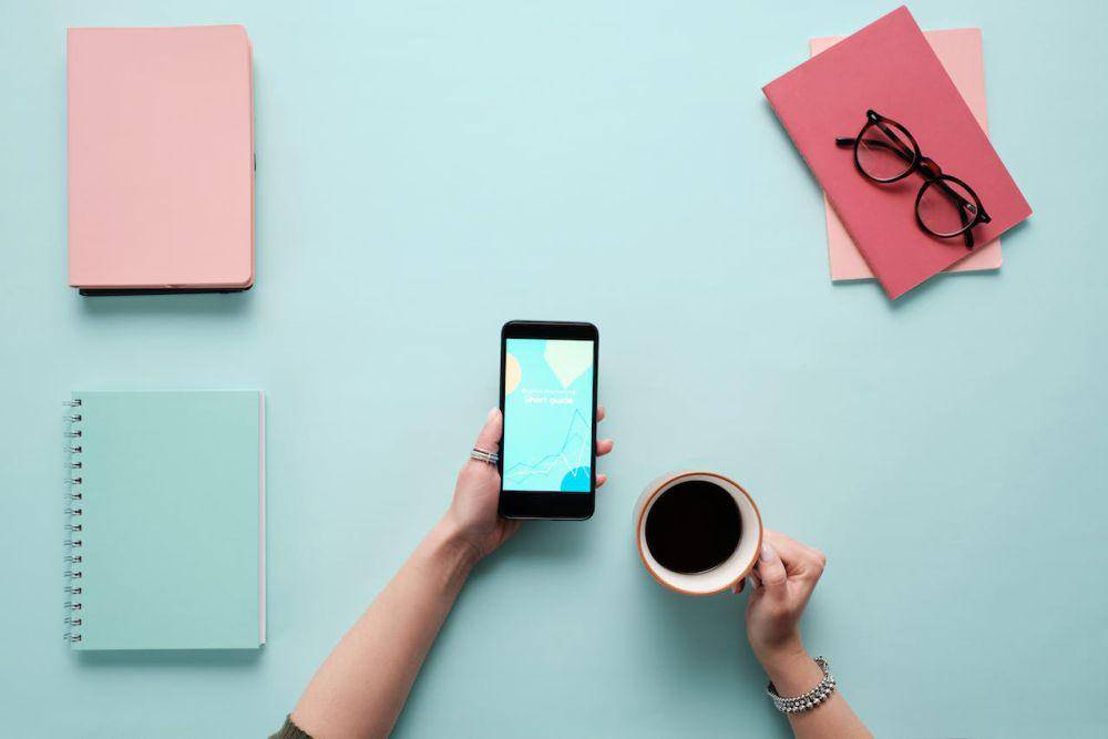 ilustrasi memegang smartphone (pexels.com/Mikael Blomkvist)
