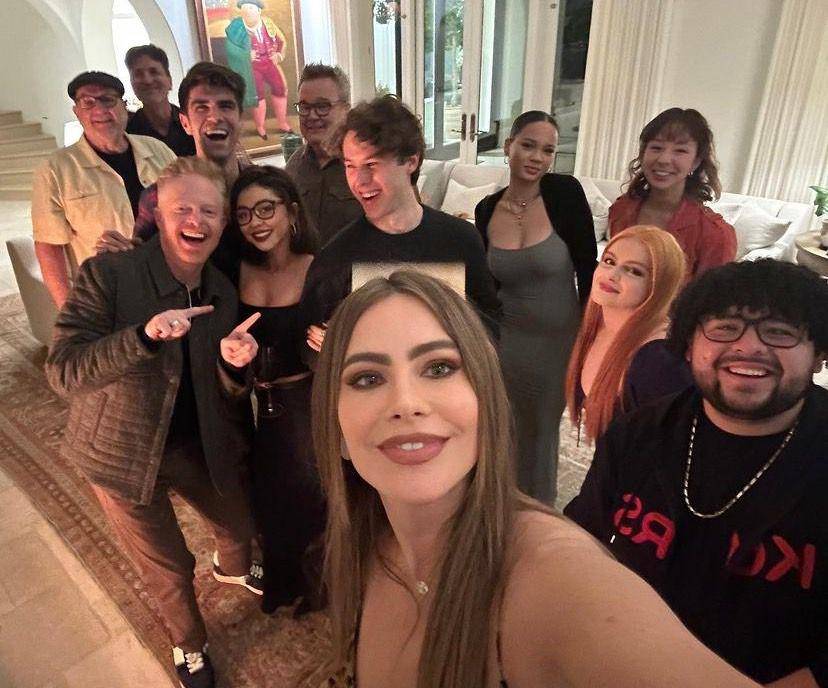 potret cast Modern Family reunian (instagram.com/modernfamily)