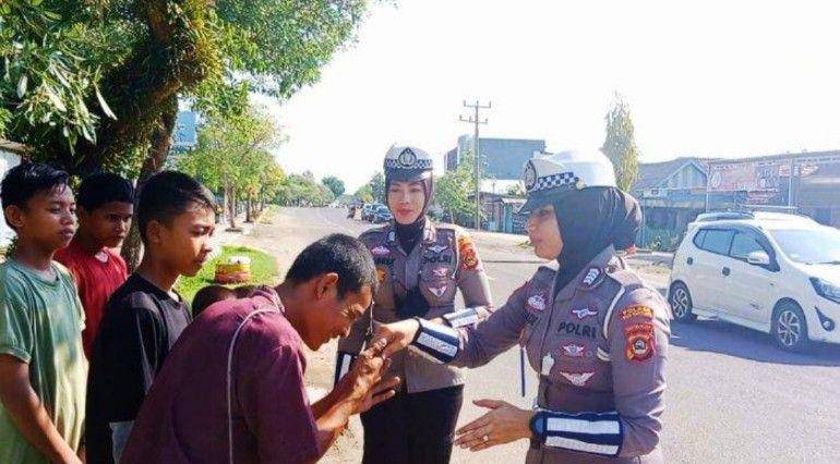 (Personil Sat Lantas Polres Muba saat melakukan pembinaan terhadap remaja yang hadang truk di Jalinteng) IDN Times/istimewa