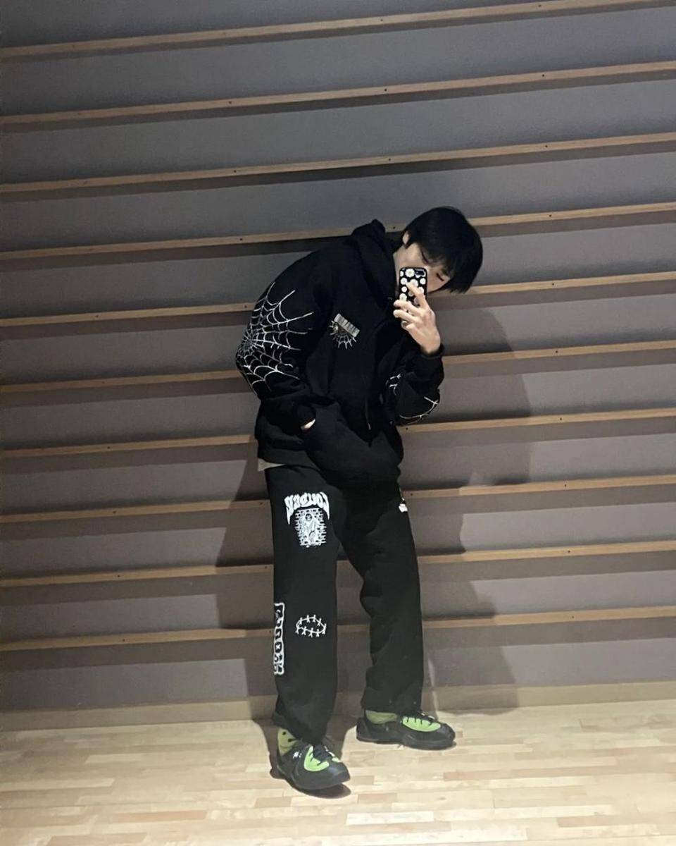 outfit hitam ala I.N Stray Kids (instagram.com/realstraykids)