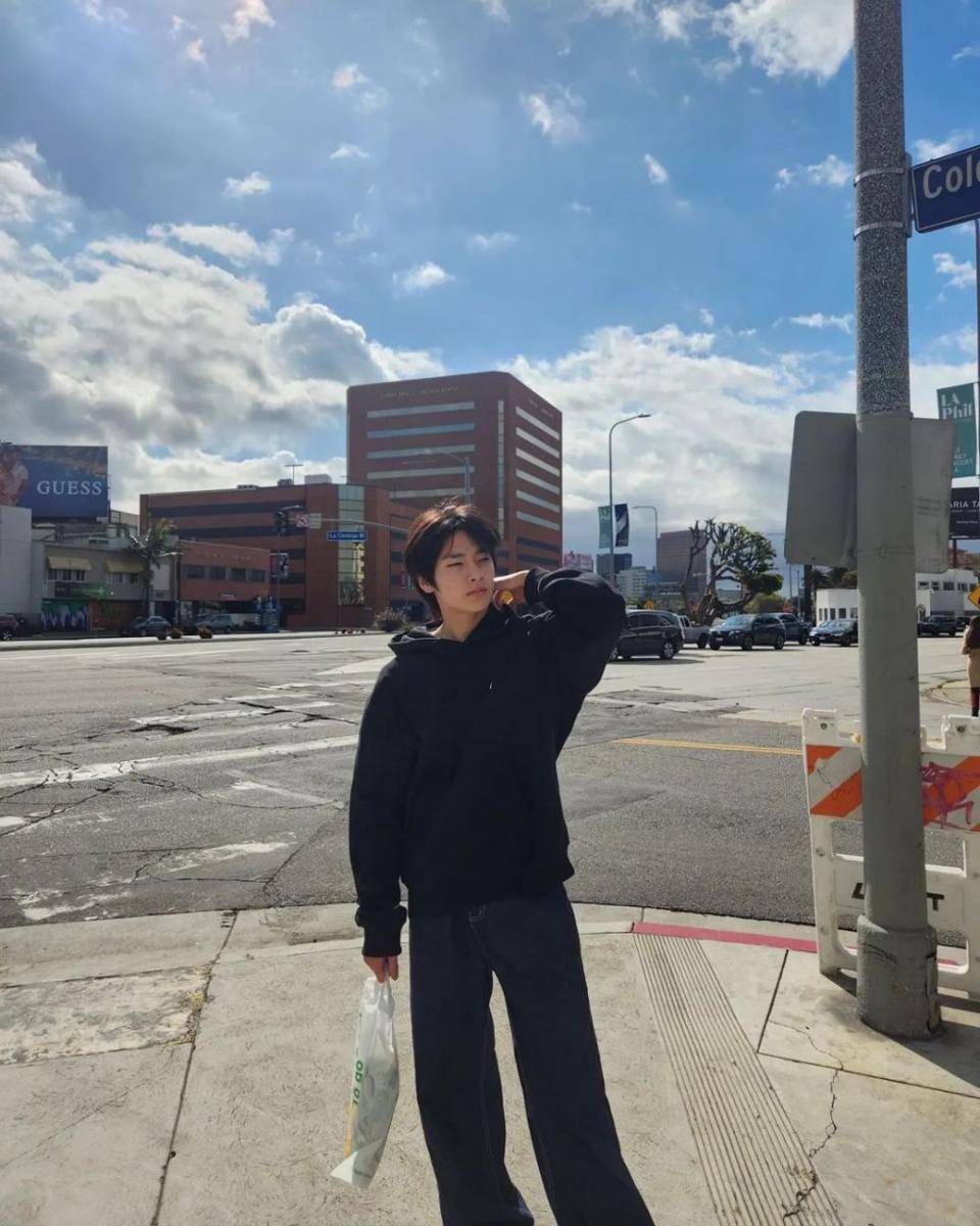 outfit hitam ala I.N Stray Kids (instagram.com/realstraykids)