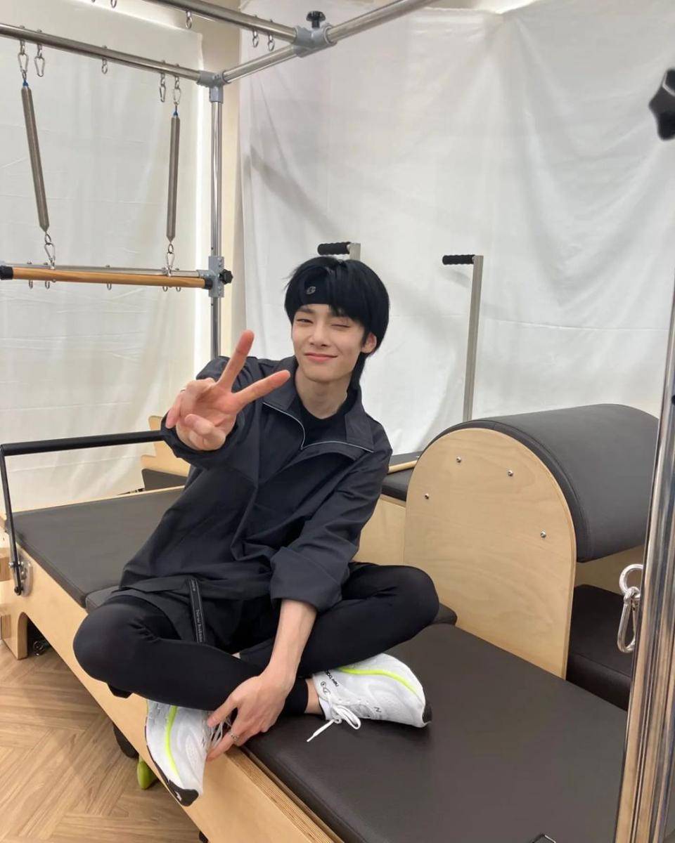 outfit hitam ala I.N Stray Kids (instagram.com/realstraykids)
