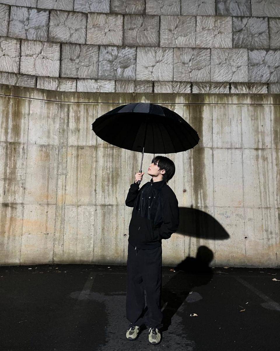 outfit hitam ala I.N Stray Kids (instagram.com/i.2.n.8)