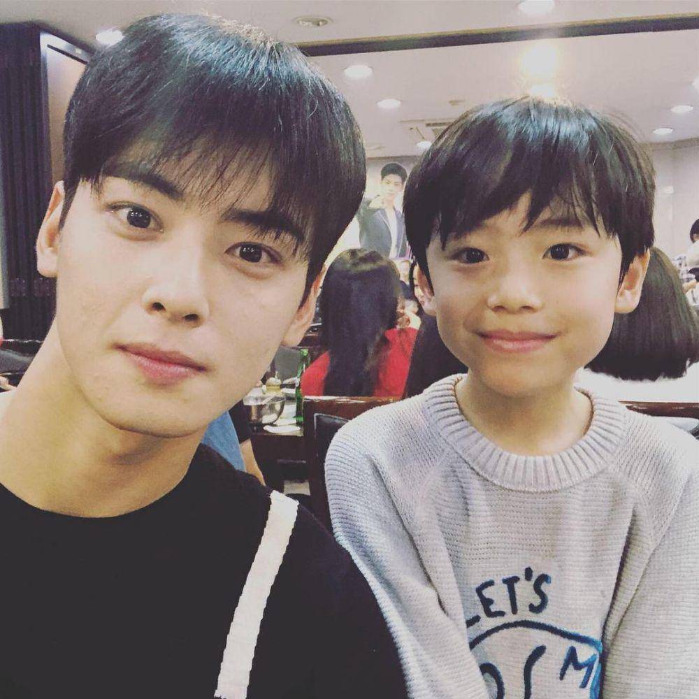 Moon Woo Jin bersama Cha Eun Woo dalam drama Gangnam Beauty (instagram.com/mwj_mom)