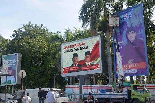 Petugas Panitia Pengawas Pemilihan (Panwaslih) Aceh bersama aparat keamanan menurunkan alat peraga kampanye (APK) di Banda Aceh, Aceh, Jumat (10/11/2023), karena melanggar aturan kampanye untuk pemasangan APK yang baru boleh dilakukan tanggal 28 November 2023 hingga 10 Februari 2024. (ANTARA FOTO/Ampelsa)