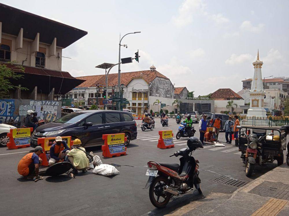 Sebanyak tiga pelaku usaha yang dinilai menjadi penyebab luapan minyak di Tugu Pal Putih Yogyakarta (Forpi Yogyakarta)