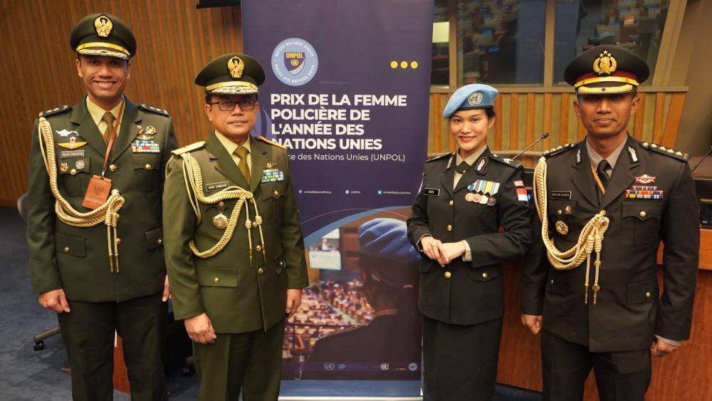 Perserikatan Bangsa Bangsa (PBB) memberikan penghargaan kepada Briptu Renita Rismayanti. (dok. Humas Polri)