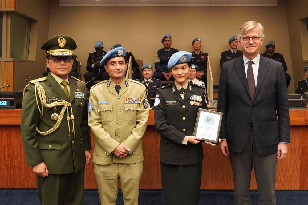 Perserikatan Bangsa Bangsa (PBB) memberikan penghargaan kepada Briptu Renita Rismayanti. (dok. Humas Polri)