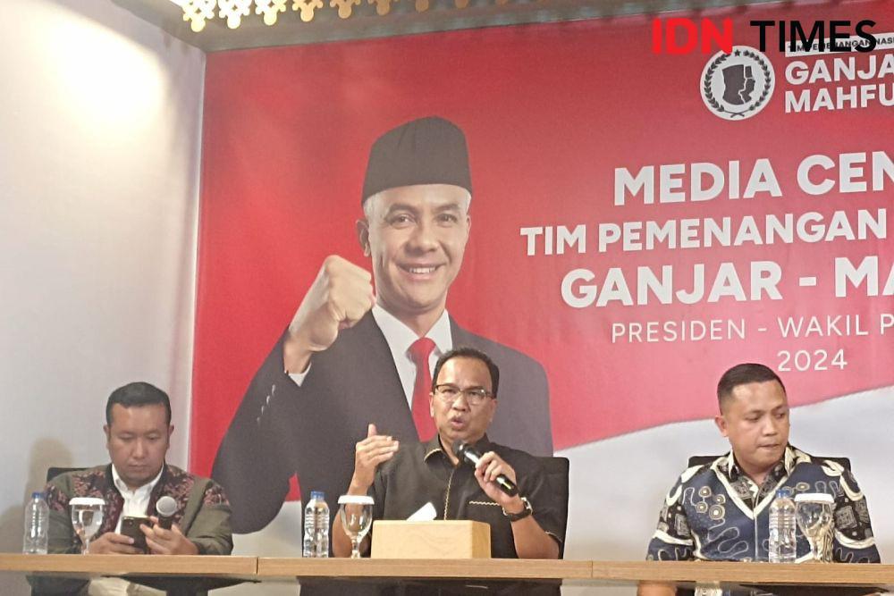 Direktur Penegakan Hukum dan Advokasi Tim Hukum TPN Ganjar-Mahfud Ifdhal Kasim dalam konferensi pers Pelaporan Jubir TPN Ganjar Pranowo dan Mahfud MD, Aiman Witjaksono ke Polda Metro Jaya di Media Center TPN, Ganjar-Mahfud, Jakarta Pusat, Jumat (17/11/2023). (IDN Times/Lia Hutasoit)