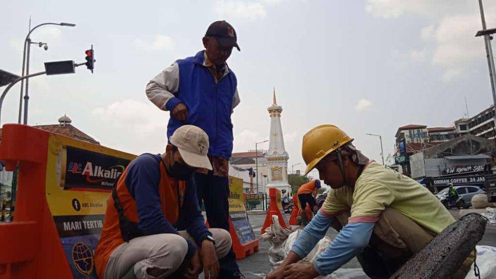 Sebanyak tiga pelaku usaha yang dinilai menjadi penyebab luapan minyak di Tugu Pal Putih Yogyakarta (Forpi Yogyakarta)
