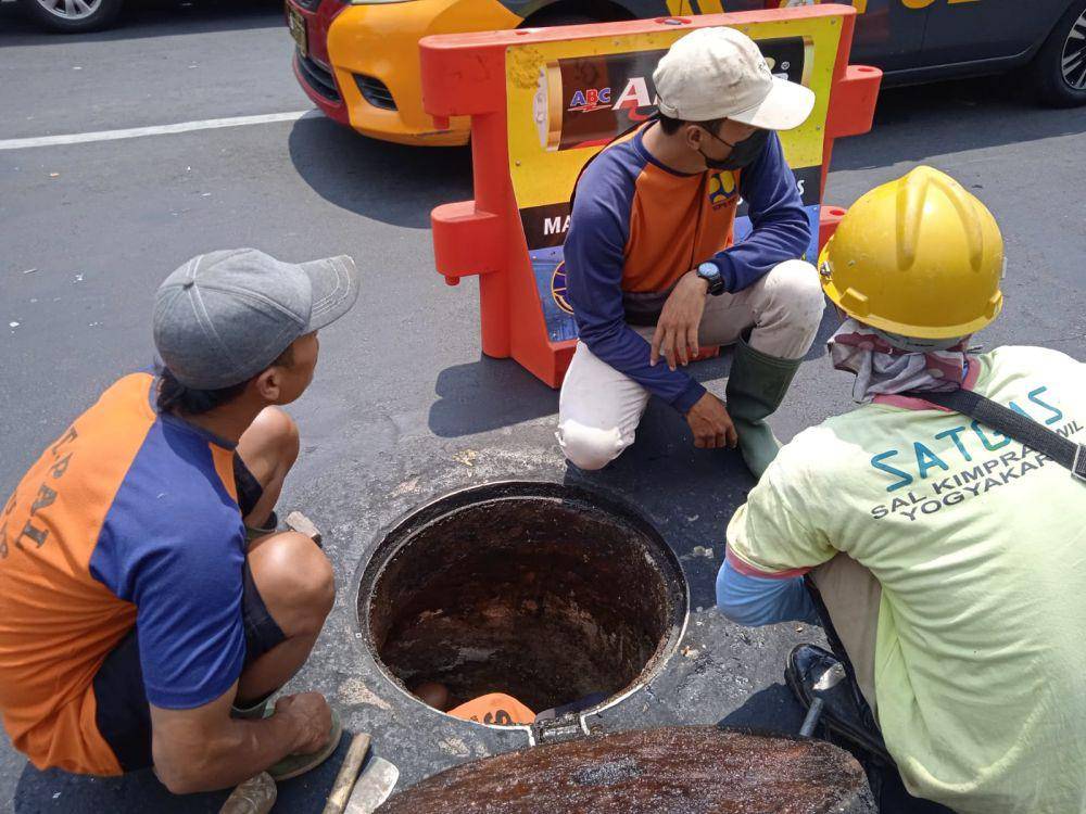 Sebanyak tiga pelaku usaha yang dinilai menjadi penyebab luapan minyak di Tugu Pal Putih Yogyakarta (Forpi Yogyakarta)