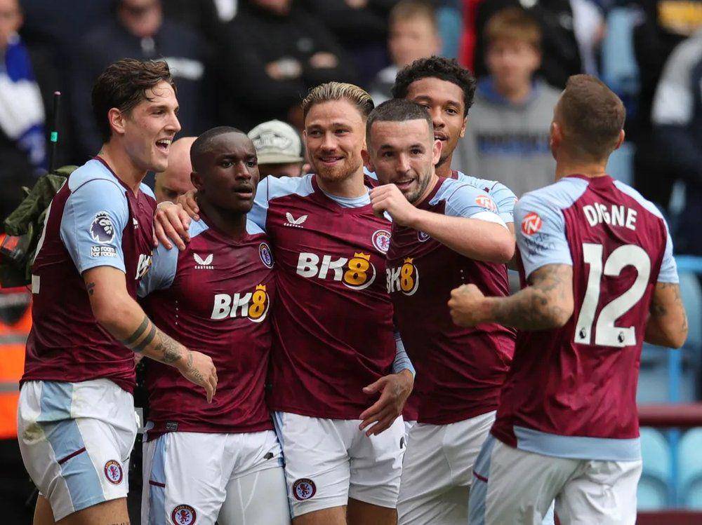 Para pemain Aston Villa merayakan gol. (premierleague.com)