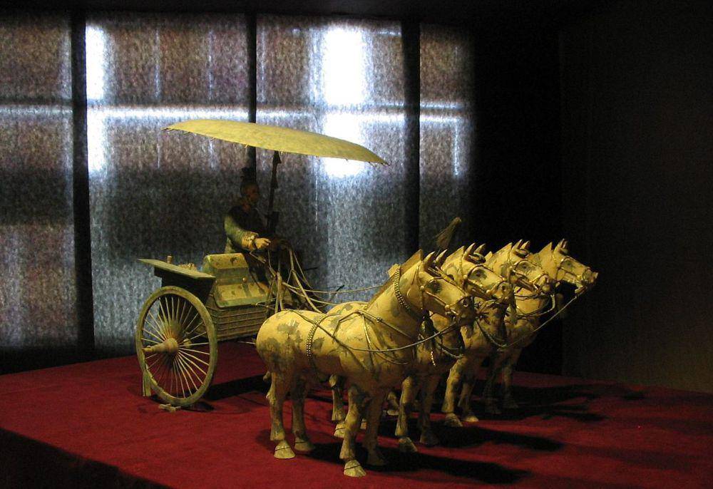 kereta kuda perunggu yang ditemukan di area luar gundukan makam utama (commons.wikimedia.org/Tomasz Sienicki)