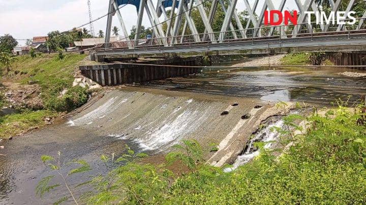 Aliran air sungai dibawah rel ganda yang penopang beton tengah sudah tidak ada, Sabtu (18/11/2023).(IDN Times/Sutrisno).