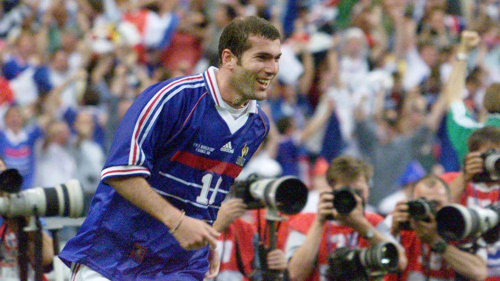 Zinedine Zidane mencetak gol di final Piala Dunia 1998. (fifa.com)