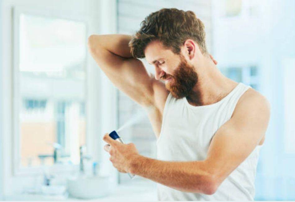 ilustrasi pria yang memakai deodorant spray (istockphoto.com/Moyo Studio)