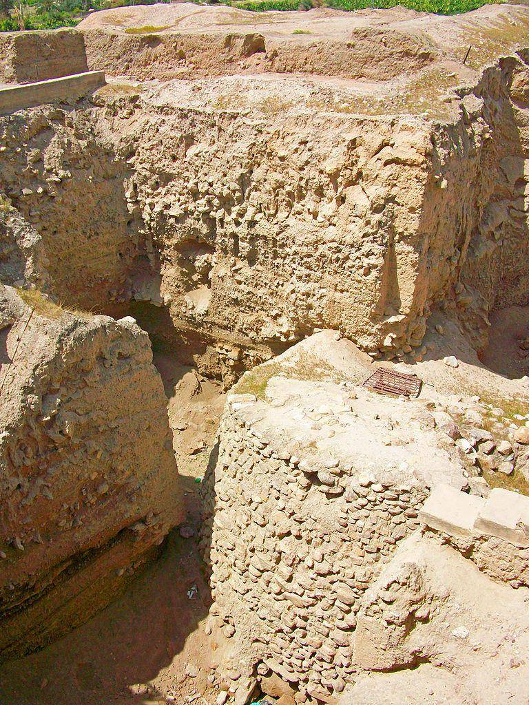 potret reruntuhan tembok Jericho (commons.m.wikimedia.org/Daniel Case)