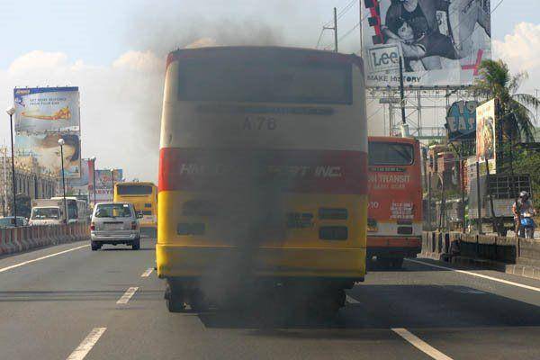 ilustrasi bus yang mengeluarkan asap hitam pekat (flickr.com/Renan Sityar)