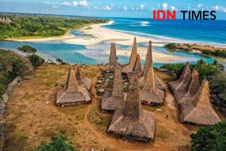 Desa adat Ratenggaro memiliki daya tarik pada keunikan rumah adat dan ratusan kubur batu berusia ribuan tahun.(IDN Times/Indonesia.go.id)