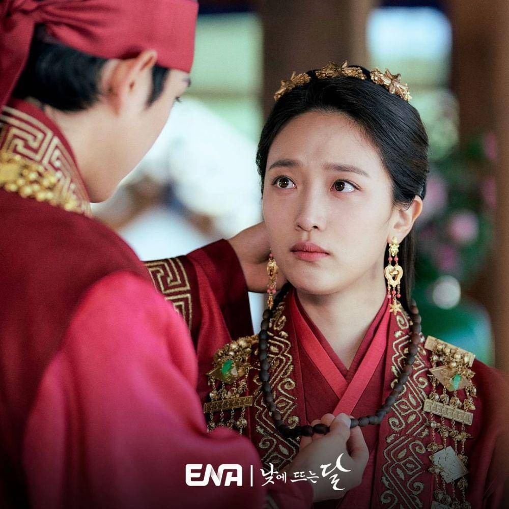 still cut Moon in the Day (instagram.com/channel.ena.d)