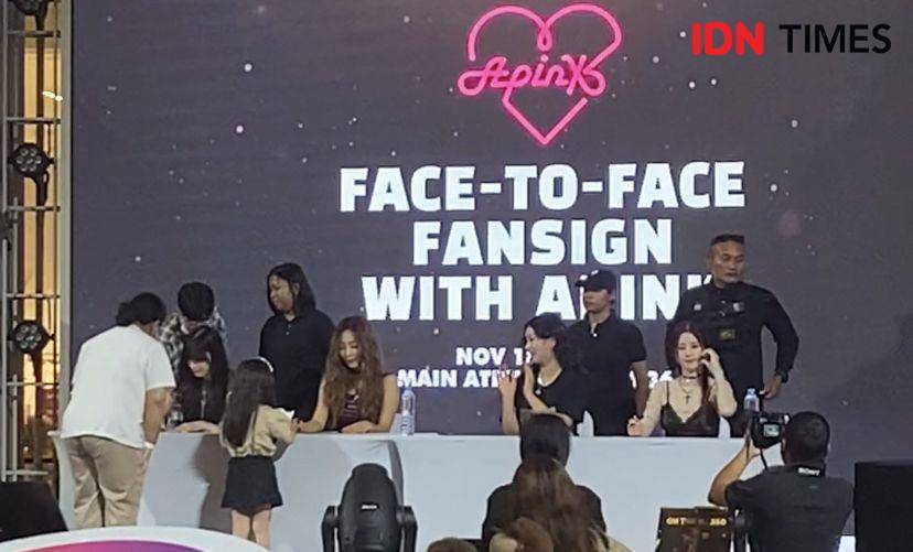 potret fan meeting dan fan signing MIRAE dan Apink di Jakarta, Sabtu (18/11/2023) (IDN Times/Rani Asnurida)