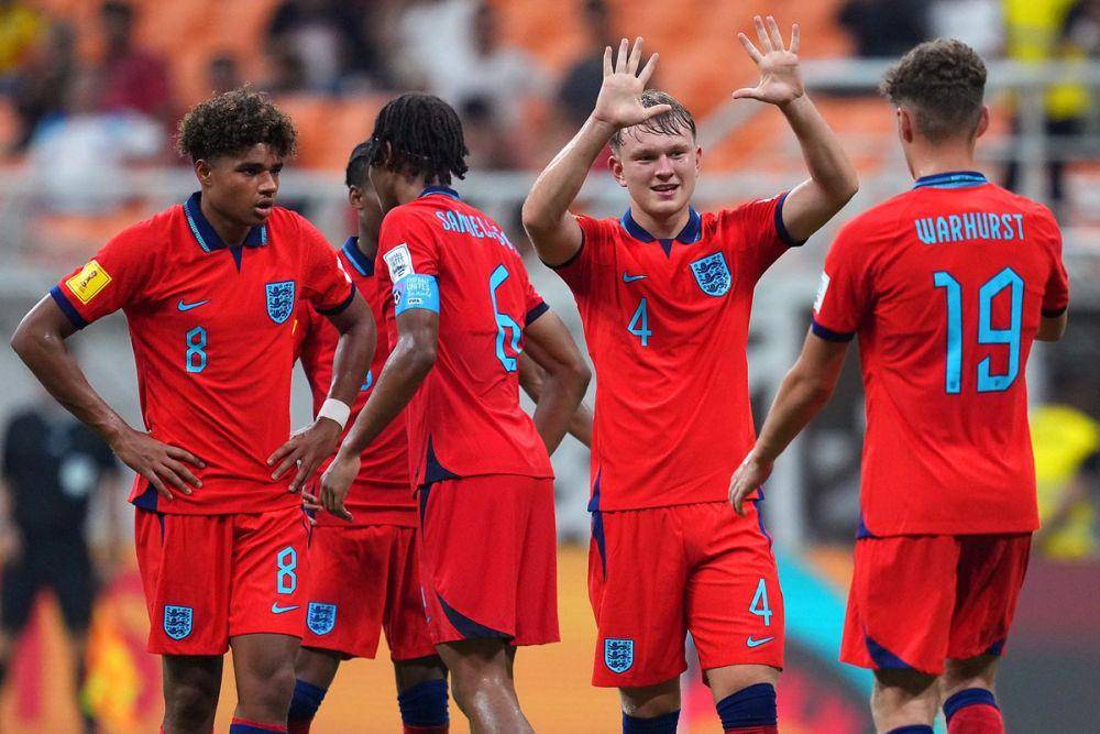 Kapten Timnas Inggris U-17, Finley McAllister (kedua kanan), saat melakukan selebrasi bersama rekannya. (Twitter/@@ManUtdMEN)