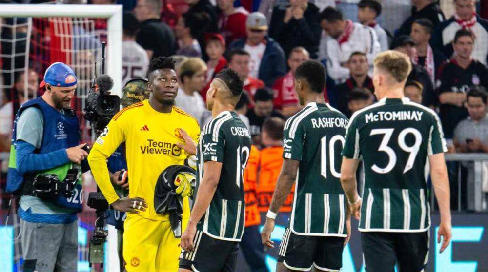 Skuad Manchester United saat menenangkan Andre Onana pasca kekalahan melawan Galatasaray di Liga Champions Eropa 2023/2024 pada Kamis (2/10/2023) lalu. (manutd.com)
