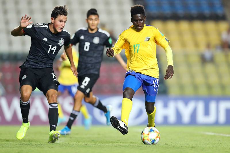 Meksiko (hitam) saat berhadapan dengan Kepulauan Solomon (kuning) di Piala Dunia U-17 2019 Brasil. (fifa.com)