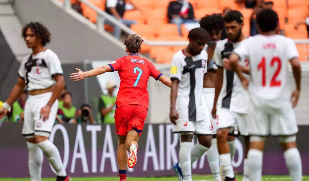 Tyler Dibling (merah) melakukan selebrasi usai mencetak gol ke gawang Kaledonia Baru. (fifa.com)