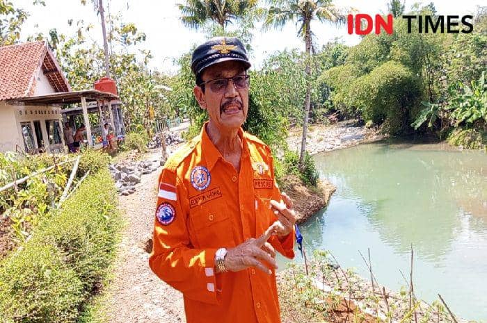 Eddy Wahono yang penasa,hape malam,Sabtu (18/11/2023).(IDN Times/Sutrisno)