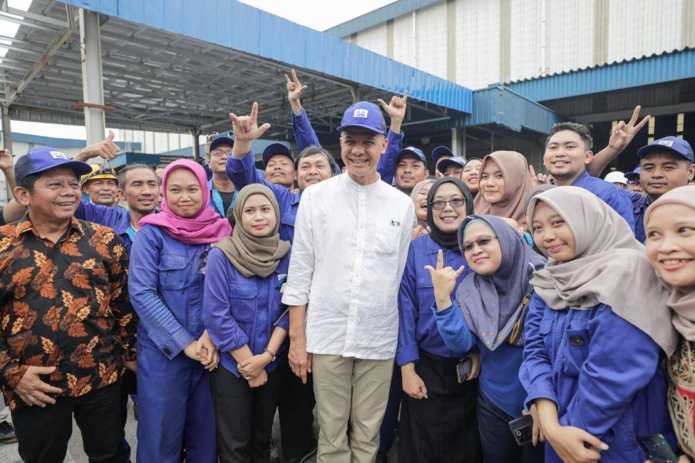 Ganjar Pranowo berkunjung ke PT UNIPRES Indonesia di Industri Bukit Indah, Purwakarta, Jawa Barat, pada Jumat (17/11/2023) (IDN Times/Istimewa)