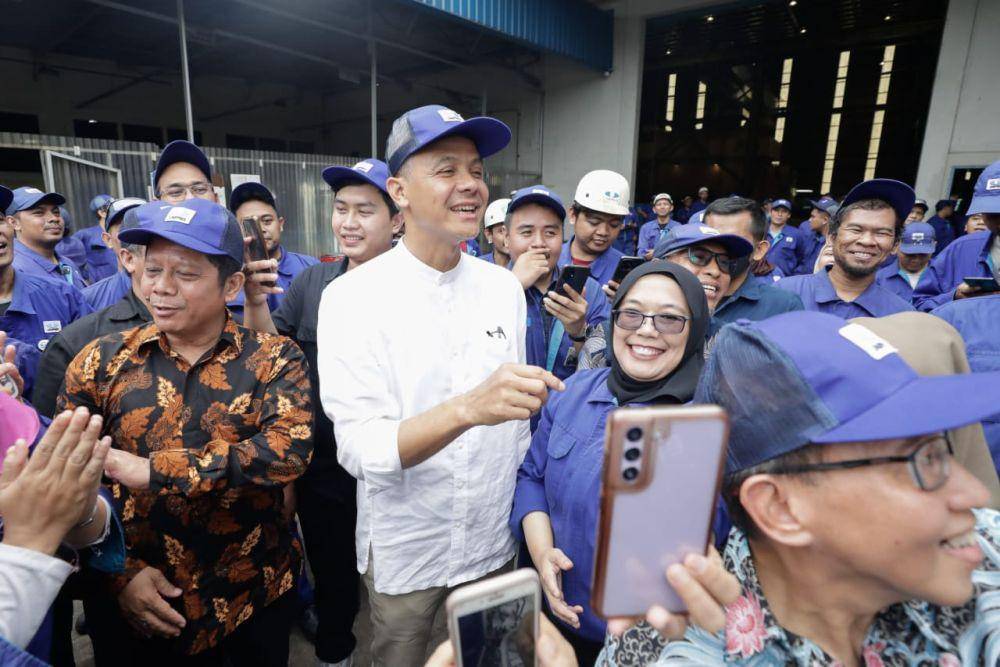 Ganjar Pranowo berkunjung ke PT UNIPRES Indonesia di Industri Bukit Indah, Purwakarta, Jawa Barat, pada Jumat (17/11/2023) (IDN Times/Istimewa)