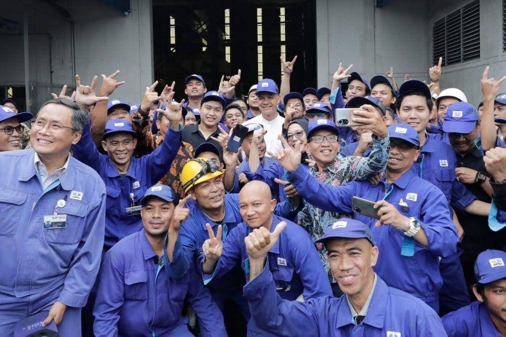 Ganjar Pranowo berkunjung ke PT UNIPRES Indonesia di Industri Bukit Indah, Purwakarta, Jawa Barat, pada Jumat (17/11/2023) (IDN Times/Istimewa)