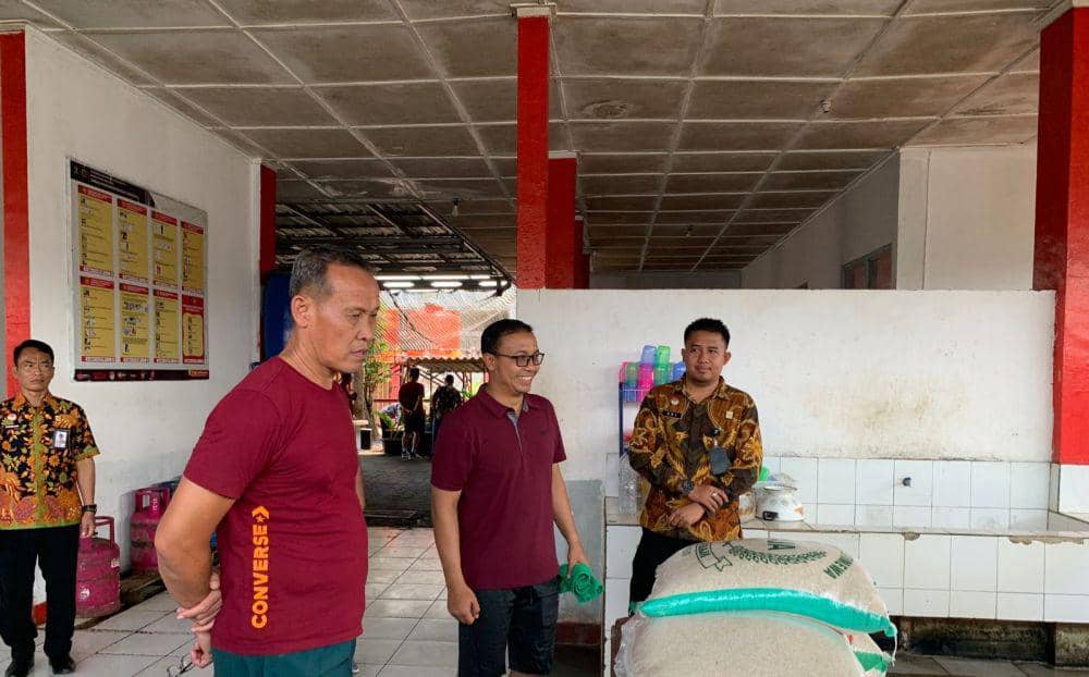 Kadivpas Kemenkumham Jateng Kadiyono mengamati beras yang digunakan untuk makanan para narapidana Lapas Kedungpane untuk memastikan kelayakan gizinya. (IDN Times/Dok Humas Lapas Kedungpane Semarang)
