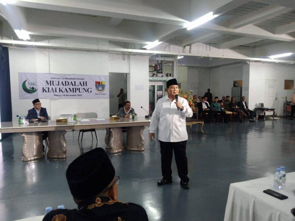 Prabowo Subianto saat bertemu kiai kampung di Malang. (IDN Times/Rizal Adhi Pratama)