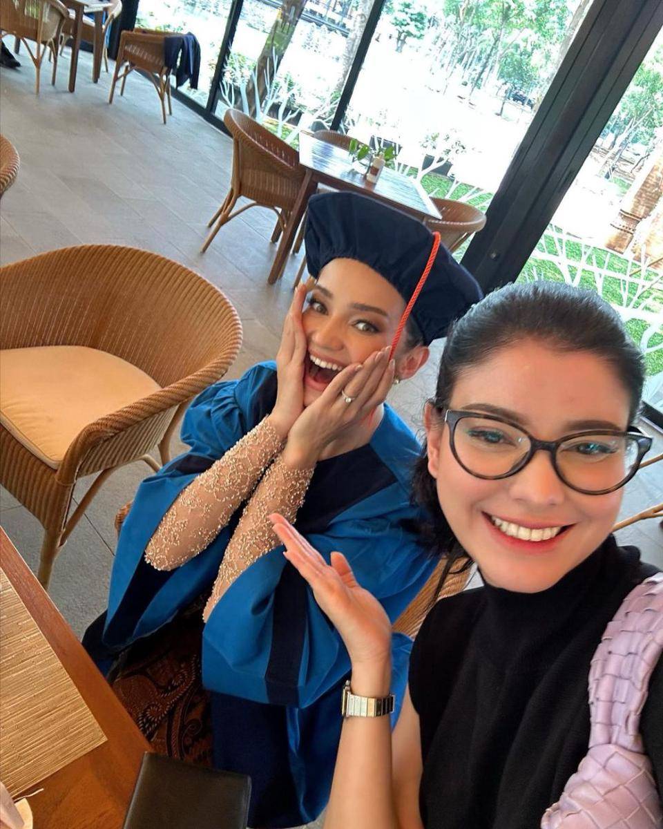 potret Medina hadir di wisuda Enzy Storia (instagram.com/medinadinaaa)