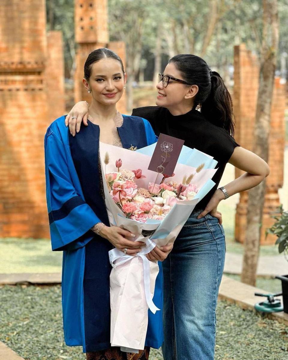 potret Medina hadir di wisuda Enzy Storia (instagram.com/medinadinaaa)