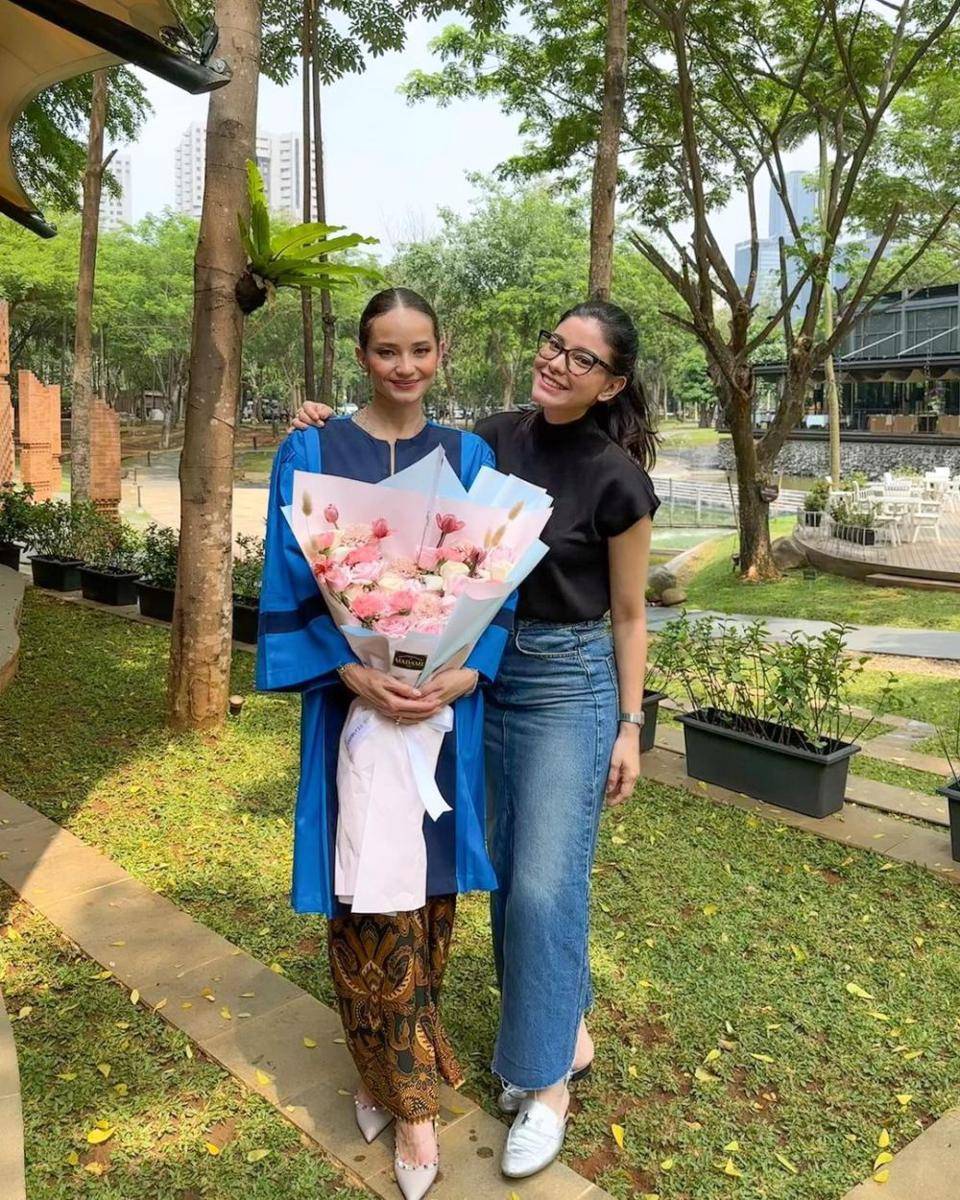 potret Medina hadir di wisuda Enzy Storia (instagram.com/medinadinaaa)