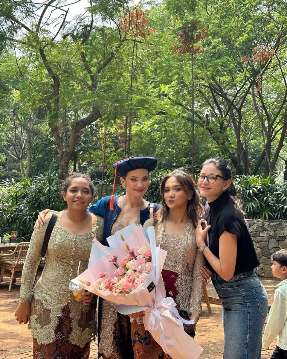 potret Medina hadir di wisuda Enzy Storia (instagram.com/medinadinaaa)