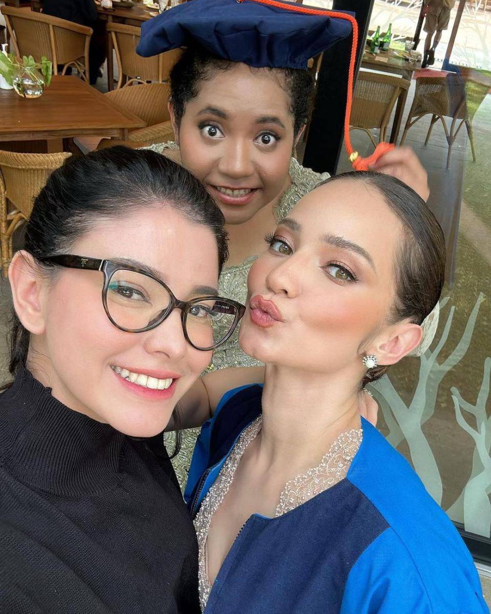 potret Medina hadir di wisuda Enzy Storia (instagram.com/medinadinaaa)