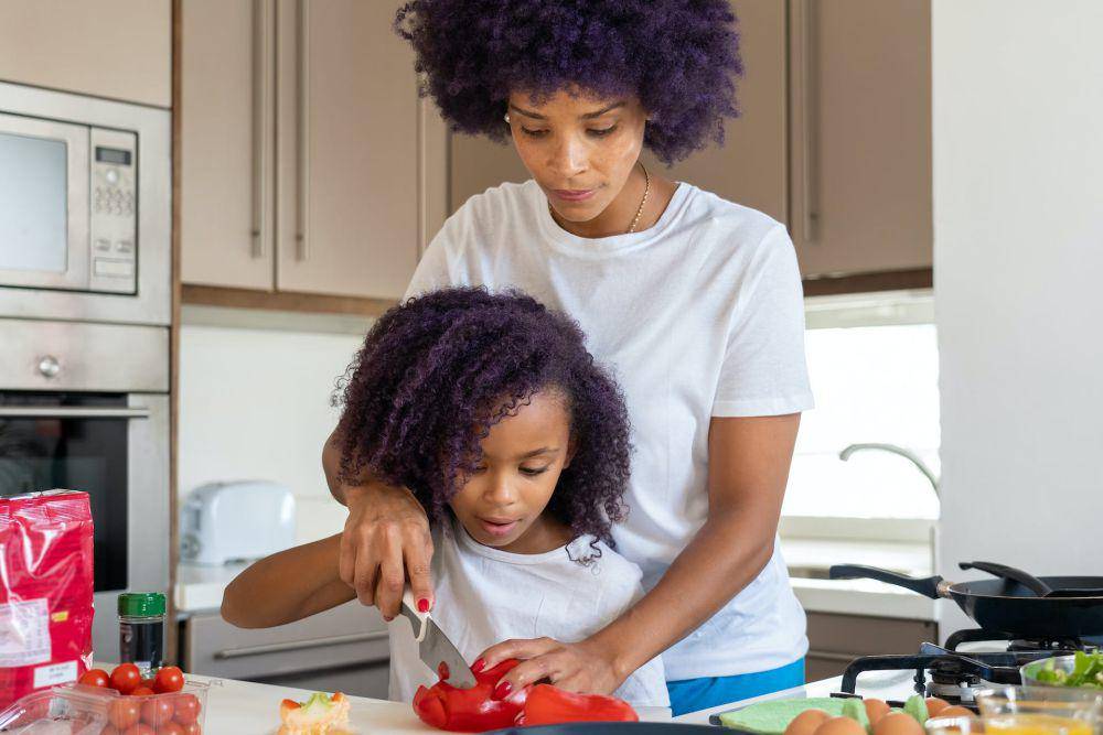 ilustrasi ibu mengajari anak memasak (pexels.com/Kampus Production)