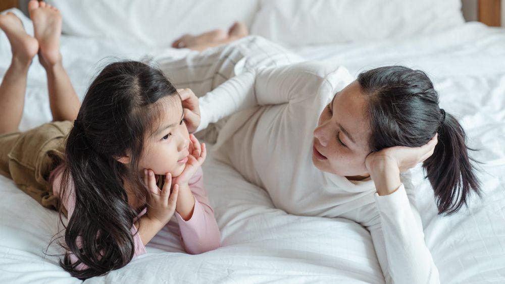 7 Cara Jitu Ngobrol sama Anak yang Susah Serius, Dijamin Nyambung!