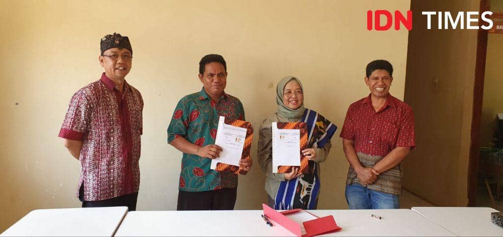 Penandatanganan Kerjasama Unsoed dengan Unika Weetebula (kika) Ir. Novie Andri Setianto, S.Pt., M.Sc., Ph.D., IPU (Unsoed), Yulius Keremata Lede, M.Pd (LPPM Unika Weetebula), Prof Dr. Ir. Elly Tugiyanti, MP, IPU (LPPM Unsoed), Wilhelmus Yape Kii, S.Pt., M.Phil (Rektor Unika Weetebula), Sabtu (18/11/2023).(IDN Times/Alief Einstein).