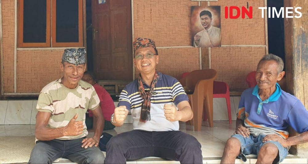 Novie Andri Setianto yang berasal dari Unsoed Purwokerto ( tengah ) dengan petani peternak sapi di Sumba Timur, Sabtu (18/11/2023).(IDN Times/Alief Einstein).