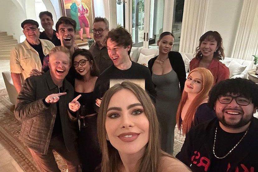 10 Potret Reuni Perdana Cast Serial Modern Family, Hangat!