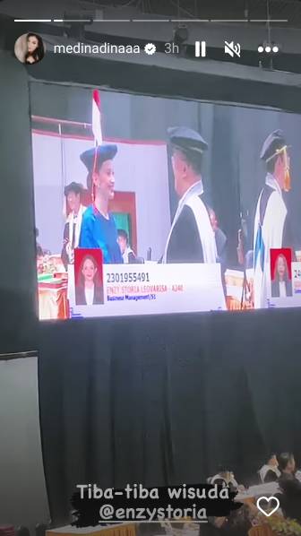 potret Medina hadir di wisuda Enzy Storia (instagram.com/medinadinaaa)