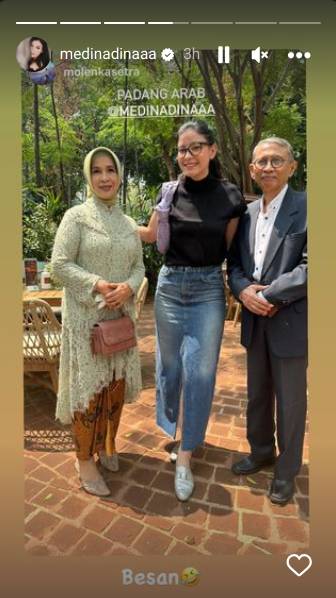 potret Medina hadir di wisuda Enzy Storia (instagram.com/medinadinaaa)