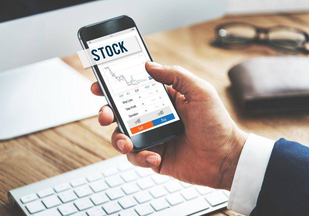 ilustrasi trading saham di smartphone (freepik.com/rawpixel-com)
